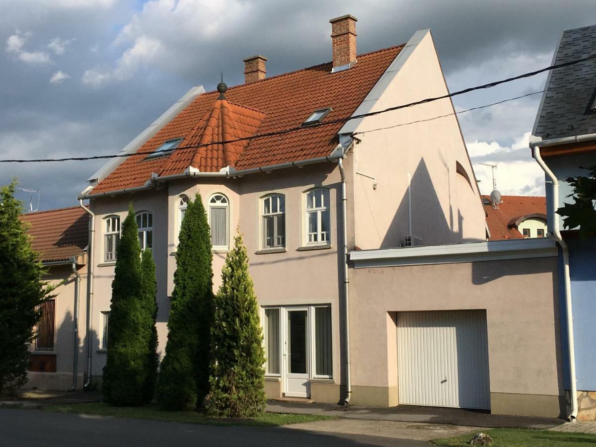 Zoli Apartmanok-Zoli Koelcsey 19 Villa ไฮจ์ดุสโซบอสโล ภายนอก รูปภาพ